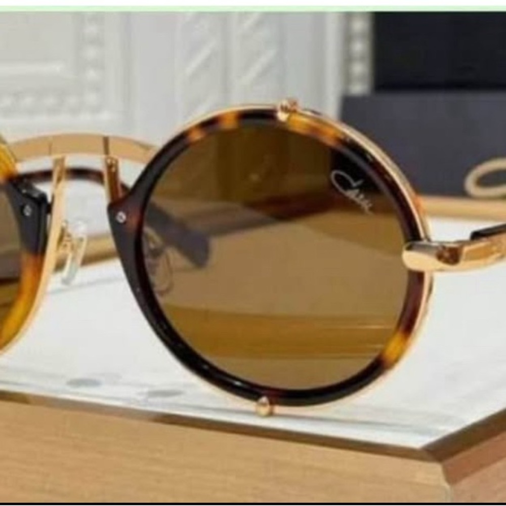 Stylish Tortoise Shell Sunglasses - image 1
